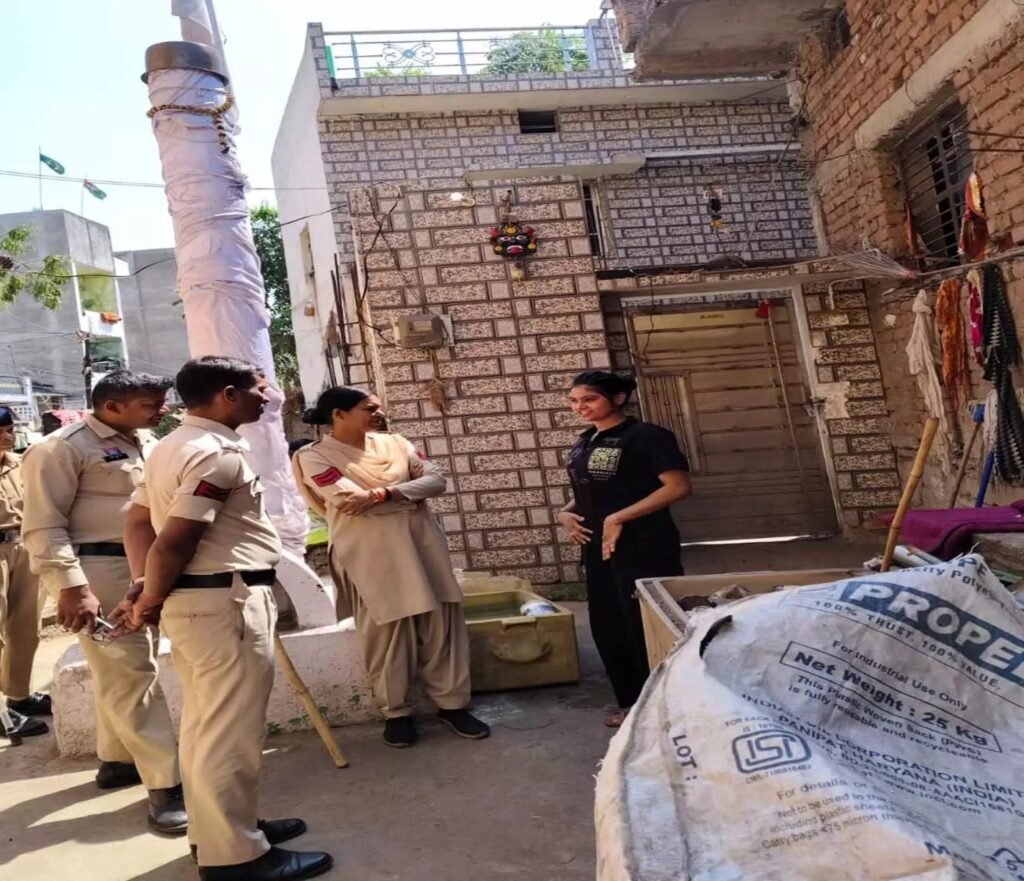 Raipur Police Action : रायपुर पुलिस का बड़ा एक्शन…! कुख्यात महिला अपराधी मुस्कान रात्रे 3 महीने के लिए जिला बदर…हत्या के प्रयास सहित 20 केस…6 जिलों से किया गया बाहर