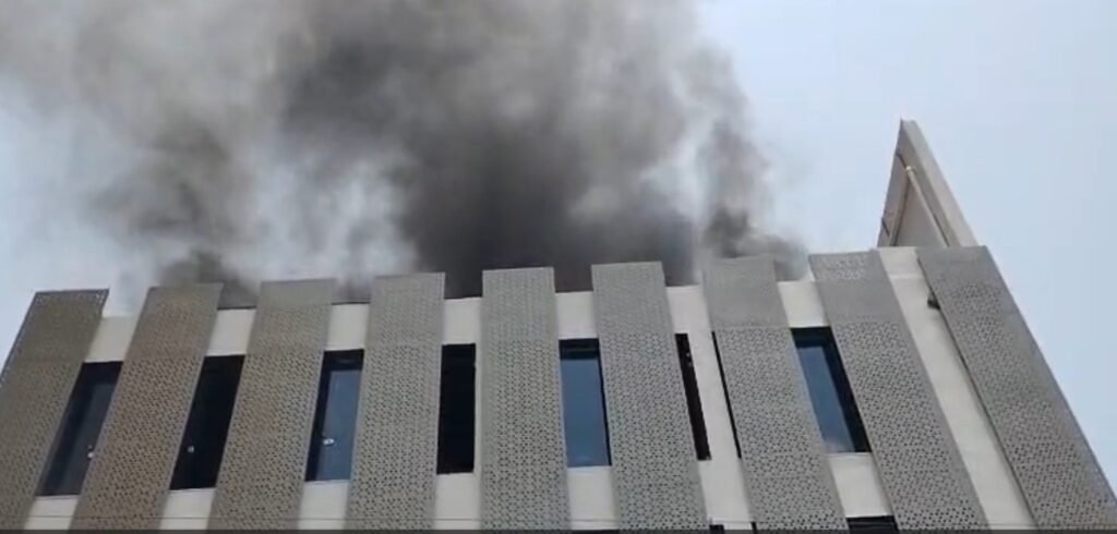 Electronic Shop Fire : राजनांदगांव में भीषण आग…! इलेक्ट्रॉनिक्स दुकान में शॉर्ट सर्किट से मची तबाही…धू-धू कर जला शोरूम…देखें VIDEO