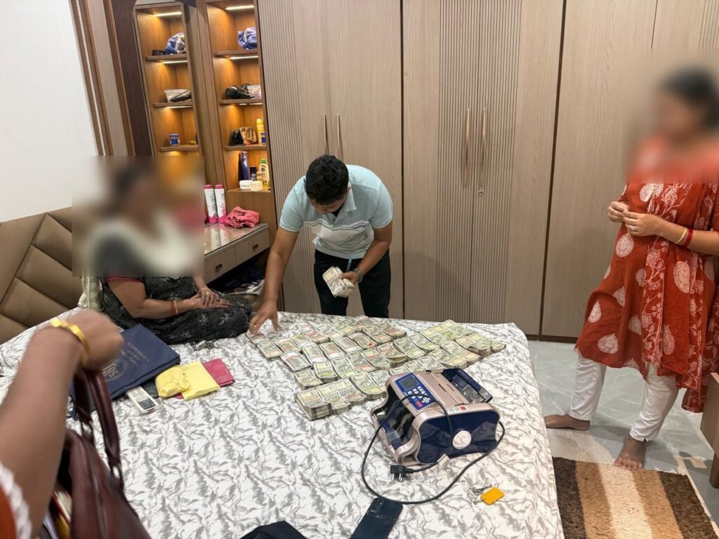 IPL Betting Racket : GT vs RCB मैच पर चल रहा था ऑनलाइन बेटिंग सिंडिकेट…! रायगढ़ पुलिस की ताबड़तोड़ रेड…32 लाख कैश जब्त