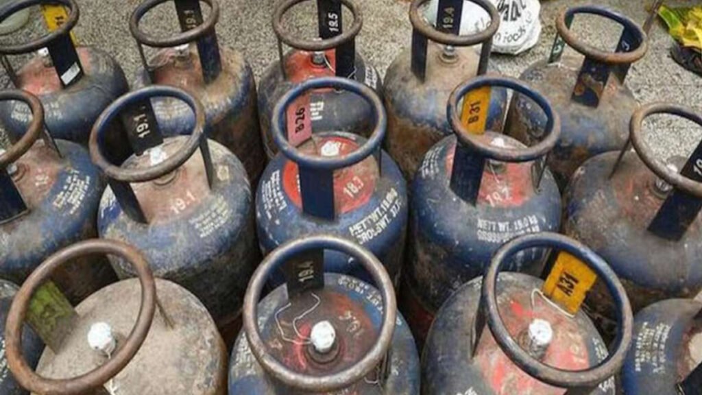 LPG Price Hike : गैस सिलेंडर फिर महंगा…! 6 महीने में दोगुनी हुई कीमत…जनवरी में ₹1691, अब ₹3113 पहुंचा कमर्शियल सिलेंडर…1 जून से नई कीमतें लागू