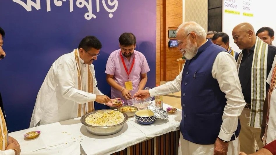 NDA Conclave 2026 : PM मोदी को CM शुभेंदु ने परोसी झालमुड़ी…! NDA नेताओं ने भी चखा स्वाद…भारत मंडपम में दिखा बंगाल कनेक्शन…यहां देखें VIDEO