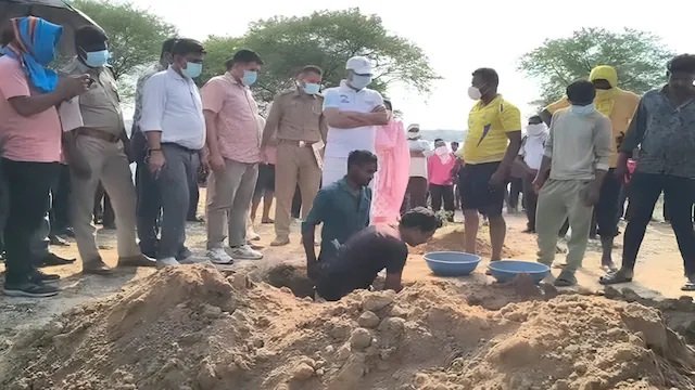 Balodabazar Mystery Death Case : बलौदाबाजार में 8 संदिग्ध मौतों से दहला गांव…! कब्र से निकाला शव…जहर वाली शराब और खजाने की चर्चा