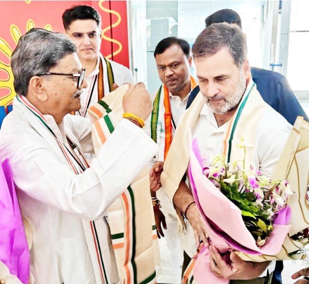 Rahul Politics Class : अभनपुर में राहुल गांधी की क्लास…! जिलाध्यक्षों को दिया गुटबाजी से बचने का मंत्र…महंत-टीएस-बैज के साथ बंद कमरे में मंथन