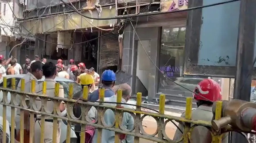 Delhi Restaurant Fire : दिल्ली के रेस्टोरेंट में भीषण आग…! चीख-पुकार के बीच 20 की दर्दनाक मौत…बिल्डिंग से कूदे लोग…कई विदेशी नागरिकों की भी मौत की सूचना…यहां देखें VIDEO