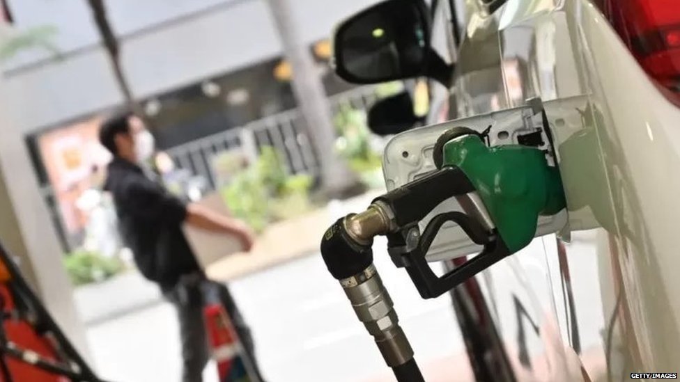 India Vs World Fuel Price : दुनिया के सबसे महंगे देश की पेट्रोल की कीमत सुनकर उड़ जाएंगे होश…भारत में ₹108 Vs इस देश में ₹396 + तुलना = चौंकाने वाला आंकड़ा…! सबसे सस्ता ₹3 प्रति लीटर पेट्रोल वाले देश…? यहां देखें टॉप-10 लिस्ट