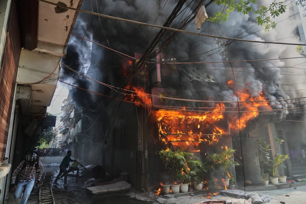 Delhi Hotel Fire : पिता के इलाज के लिए दिल्ली आया परिवार…! होटल अग्निकांड में एक ही परिवार के 8 लोगों की दर्दनाक मौत…दादा से मिलने आई 2 नन्हीं बेटियां भी नहीं बची