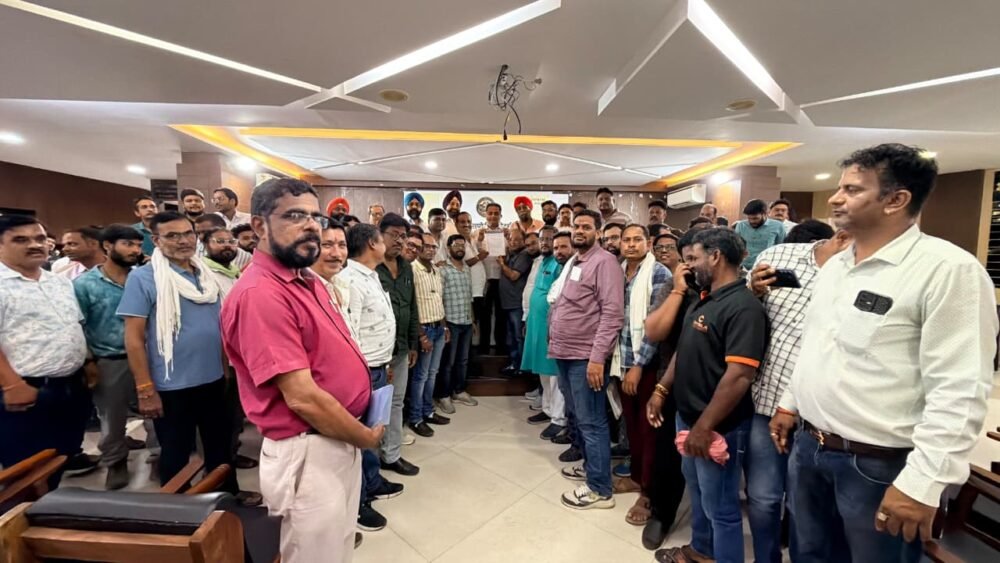 Transporters Demand Land : रायपुर में आधुनिक ट्रांसपोर्ट नगर की मांग तेज…! 200 से ज्यादा ट्रांसपोर्टरों ने भरे फॉर्म…चैंबर अध्यक्ष सतीश थौरानी को सौंपे आवेदन