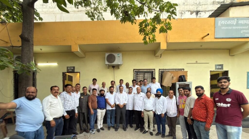 CAIT Traders : रायपुर की सबसे बड़ी अनाज मंडी पहुंचा CAIT का ‘व्यापारी संवाद’ अभियान…! डूमरतराई अनाज मंडी के व्यापारियों ने सौंपा मांग-पत्र…अमर पारवानी ने दिया समाधान का भरोसा