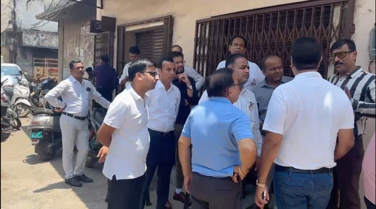 Bombay Market Fire : रायपुर के बॉम्बे मार्केट में भीषण आग…! सेंट्रल बैंक शाखा में शॉर्ट सर्किट से मची अफरा-तफरी…चैंबर अध्यक्ष की तत्परता से टली बड़ी अनहोनी
