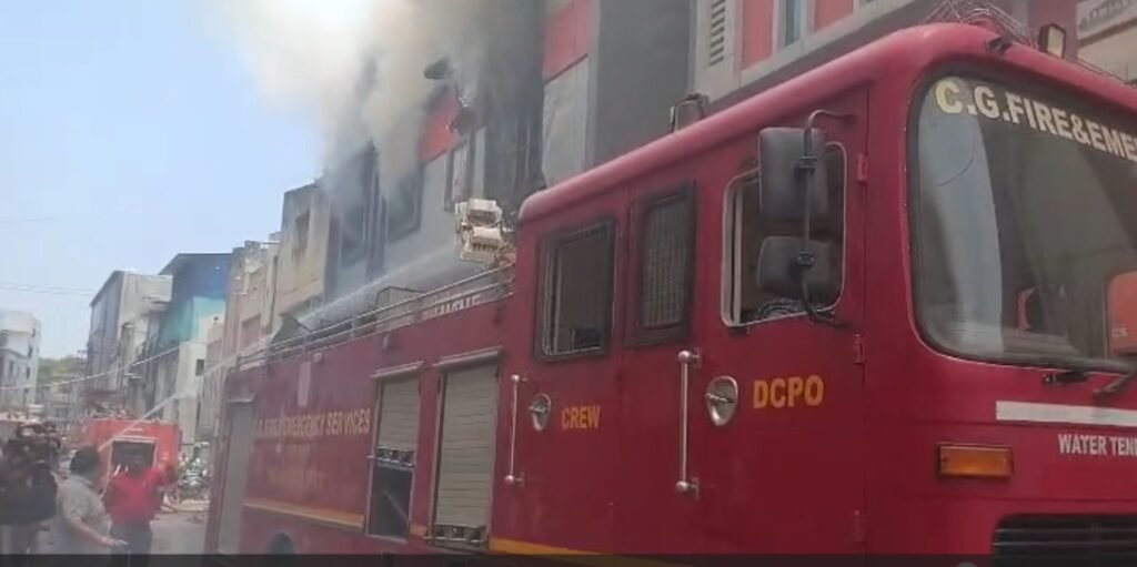Fire on MG Road : रायपुर के एमजी रोड में भीषण आग…! थाने के सामने ऑटोमोबाइल शोरूम धू-धू कर जला…कई दमकल वाहनों ने संभाला मोर्चा…दूर तक दिखा धुएं का गुबार…शॉर्ट सर्किट की आशंका…यहां देखें VIDEO