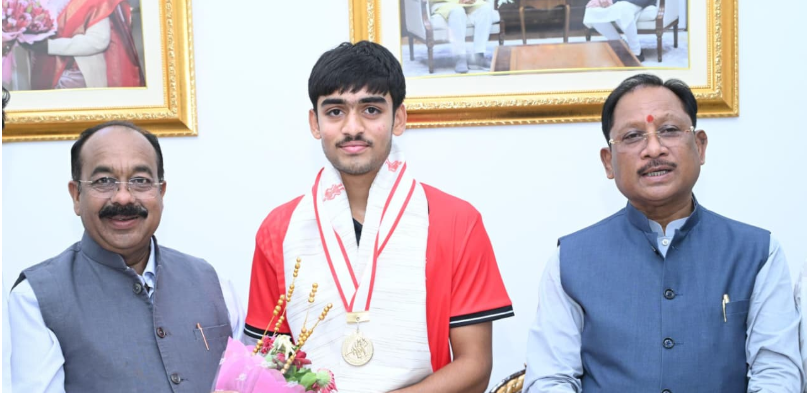 Courtesy Meet : अंडर-18 एशिया कप विजेता हॉकी खिलाड़ी अवि मानिकपुरी ने मुख्यमंत्री विष्णुदेव साय से की सौजन्य भेंट