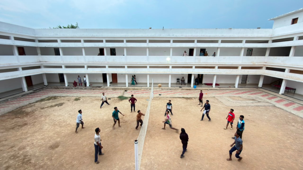 Sukma Development : बंदूक छोड़ थामा वॉलीबॉल सुकमा के पुनर्वास केंद्र में गूंजा भारत माता की जय का नारा, मुख्यधारा में लौटे 113 युवाओं के जीवन में आया नया सवेरा, 5G कनेक्टिविटी और खेलों से संवर रहा भविष्य