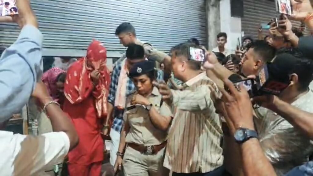 Durg Sex Racket : दुर्ग में बंद लॉज में चल रहा था सेक्स रैकेट…! पुलिस की रेड में 3 युवतियां-2 युवक आपत्तिजनक हालत में मिले…नगदी और 80 कंडोम सहित मोबाइल जब्त