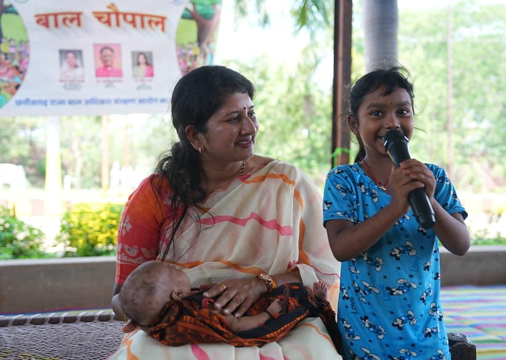 CG Chaupaal : बच्चों के अधिकारों और सुरक्षा के लिए गांव-गांव पहुंच रही बाल चौपाल, सपेरा बस्ती में आयोग अध्यक्ष डॉ. वर्णिका शर्मा ने बच्चों को किया जागरूक, गुड टच-बैड टच की दी जानकारी