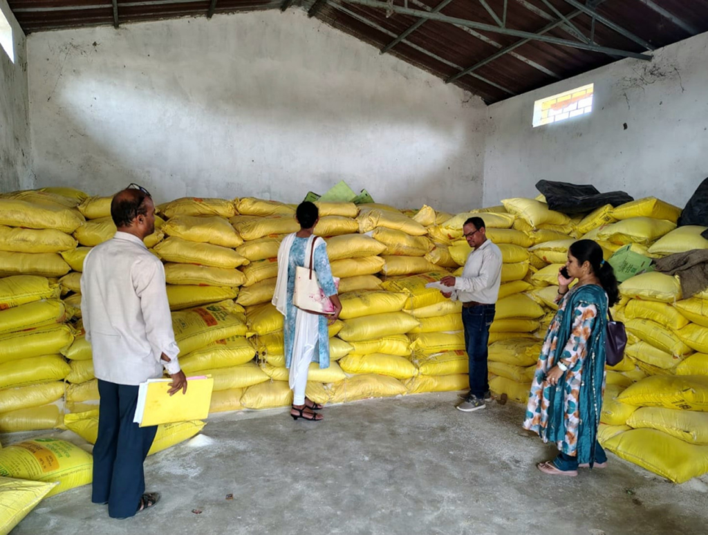 Illegal Fertilizers : उर्वरकों की कालाबाजारी रोकने कृषि विभाग की कड़ी कार्रवाई, 12.65 टन खाद की बिक्री पर लगाई रोक