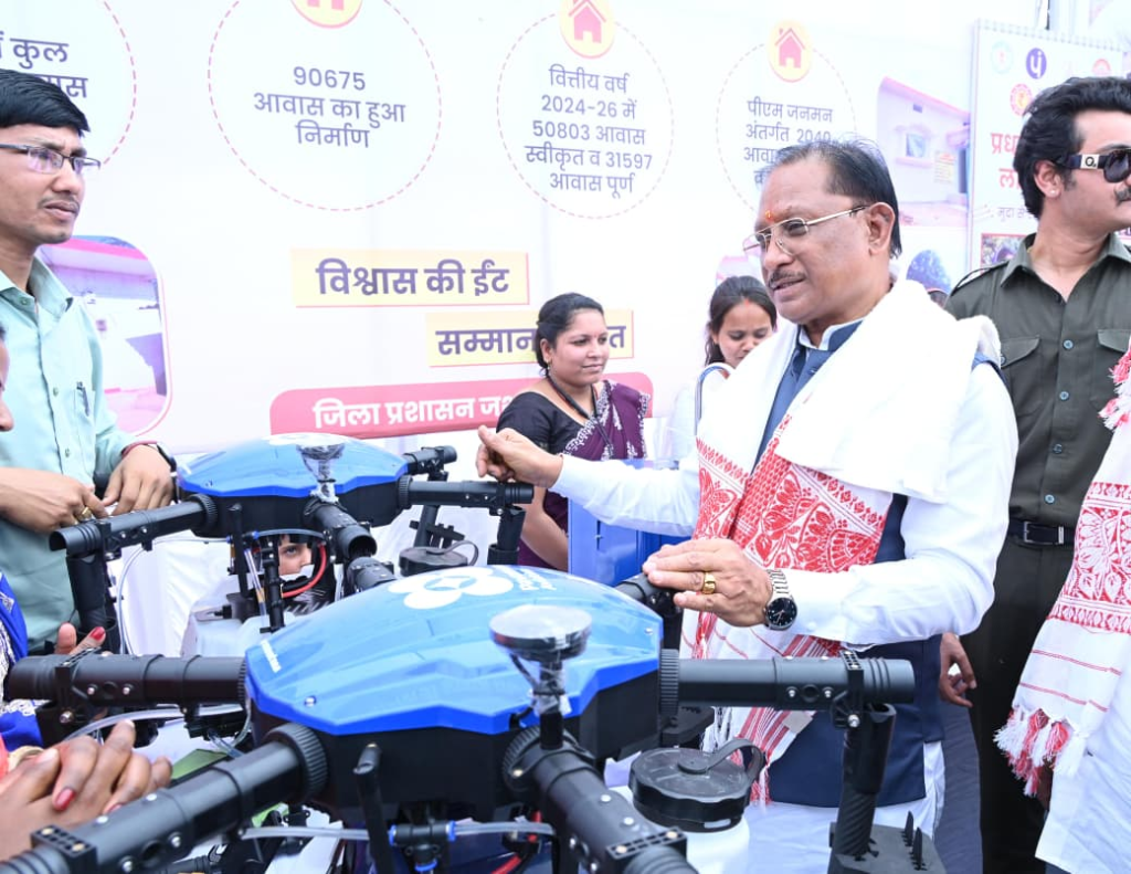 Drone Didi : मुख्यमंत्री विष्णुदेव साय की पहल से जशपुर की महिलाएं बनेंगी ‘ड्रोन दीदी’, रायपुर में ले रहीं आधुनिक ड्रोन संचालन का प्रशिक्षण, किसानों तक पहुंचाएंगी तकनीक आधारित कृषि सेवाएं