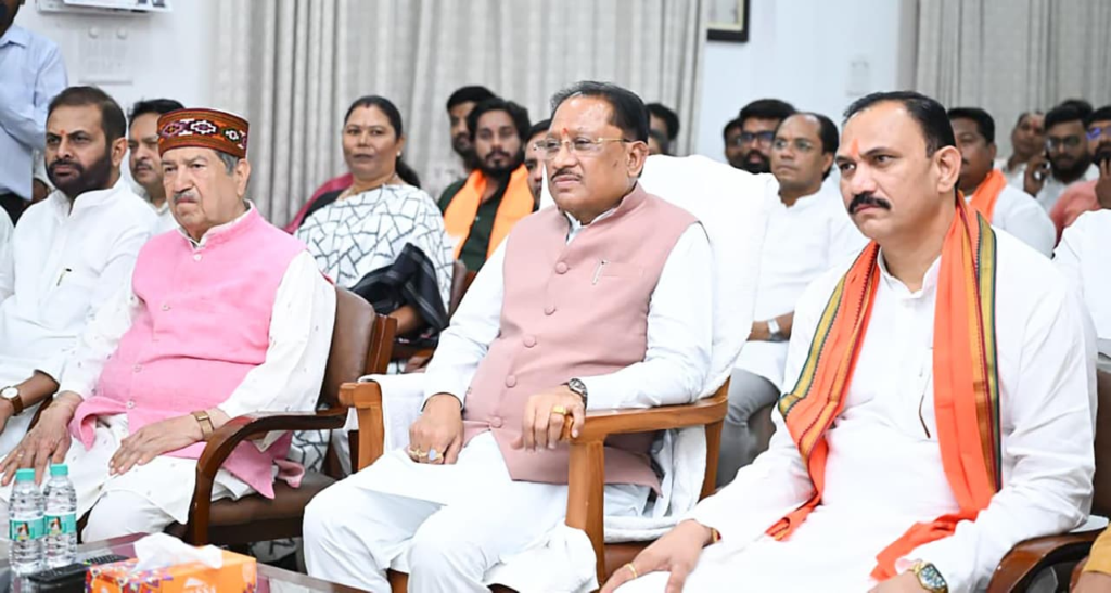 CM Vishnu : जनभागीदारी और जनप्रेरणा का सशक्त माध्यम बना ‘मन की बात’, मुख्यमंत्री ने मुख्यमंत्री निवास में जनप्रतिनिधियों एवं नागरिकों के साथ सुनी प्रधानमंत्री की ‘मन की बात’ की 135वीं कड़ी