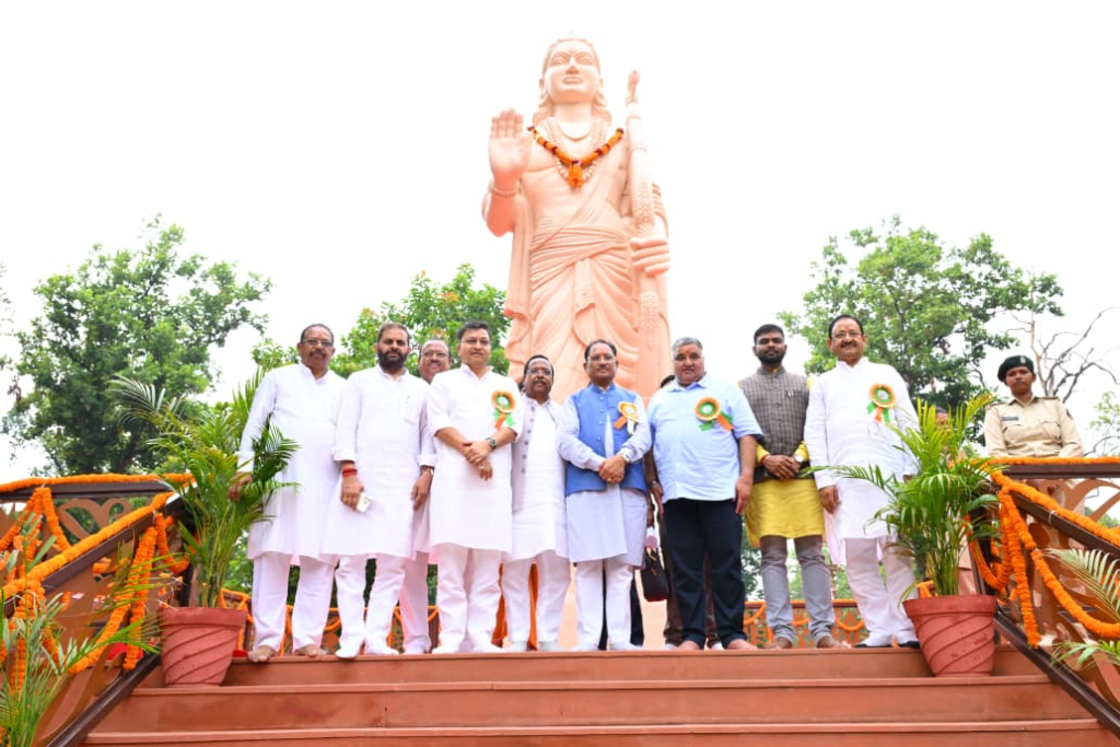 Sarguja : मातृशक्ति एवं प्रकृति के प्रति श्रद्धा का अनुपम संगम, फॉरेस्ट रेस्ट हाउस “राम वाटिका” में स्थापित भगवान श्री राम की प्रतिमा को नमन कर प्राप्त किया आशीर्वाद