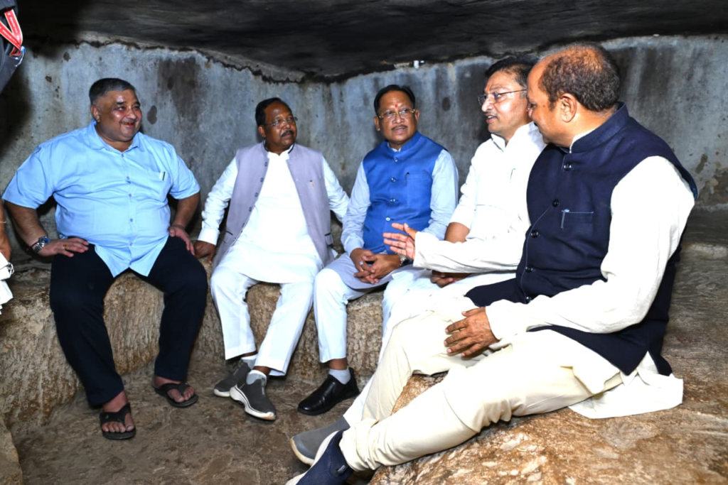 CM Vishnu : रामगढ़ संस्कृति, इतिहास, साहित्य और पर्यटन का अद्भुत संगम, मुख्यमंत्री ने रामगढ़ पहुँचकर निहारी सीताबेंगरा की प्राचीन विरासत