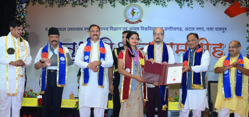 Fourth Convocation Ceremony : नई पीढ़ी को डिजिटल एडिक्शन और पॉपकॉर्न स्टेटस से बाहर निकलने की आवश्यकता है, पं. दीनदयाल उपाध्याय स्मृति स्वास्थ्य विज्ञान एवं आयुष विश्वविद्यालय के चतुर्थ दीक्षांत समारोह में शामिल हुए राज्यपाल और मुख्यमंत्री
