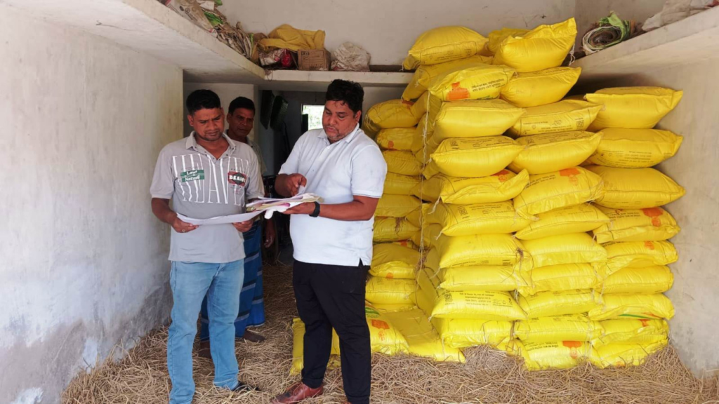 Strict Action : उर्वरकों की कालाबाजारी पर कृषि विभाग की सख्त कार्रवाई, 1372 बोरी खाद जब्त, खरीफ सीजन से पहले निजी कृषि केंद्रों का लगातार निरीक्षण जारी