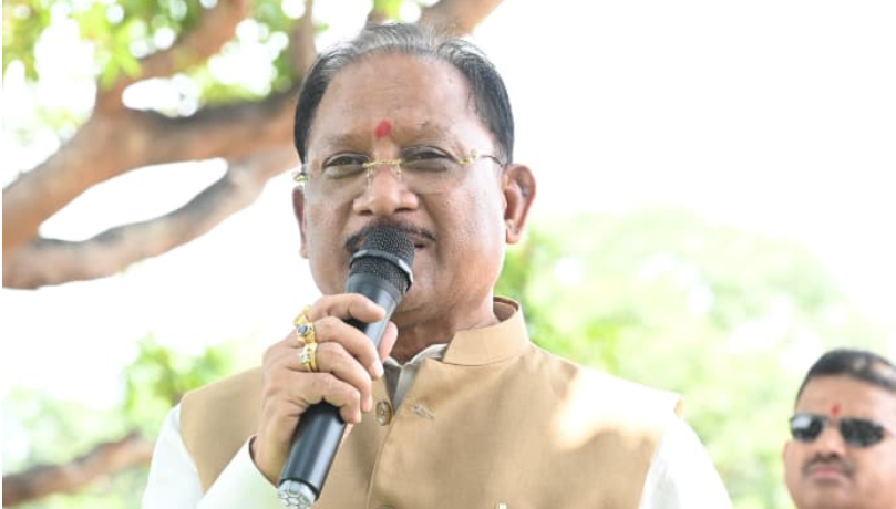 CM Jan Chaupal : आम की छांव में मुख्यमंत्री की चौपाल : खाट पर बैठे, ग्रामीणों की सुनी बात, मौके पर दिए समाधान