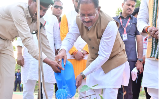 CM Vishnu ने ‘एक पेड़ मां के नाम’ अभियान के तहत किया पीपल का पौधारोपण, पर्यावरण संरक्षण का दिया संदेश, जनप्रतिनिधियों ने भी किया वृक्षारोपण