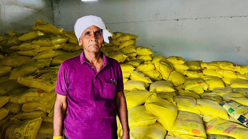 Kharif Season : किसान अवध राम ठाकुर बोले बिना परेशानी मिला खाद, नैनो उर्वरकों की जानकारी से खेती में होगा लाभ, समय पर खाद उपलब्धता से किसानों में बढ़ा भरोसा, खरीफ की तैयारी में जुटे किसान