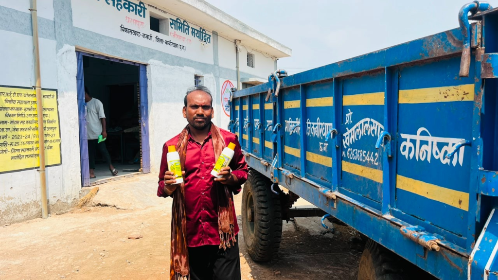 Kharif Season : समय पर मिला खाद, नैनो उर्वरक से खेती की तैयारी हुई आसान-किसान खेमलाल साहू, जिला प्रशासन की मॉनिटरिंग और सुगम वितरण व्यवस्था से किसानों को मिल रहा लाभ, आधुनिक खेती की ओर बढ़ रहे जिले के किसान