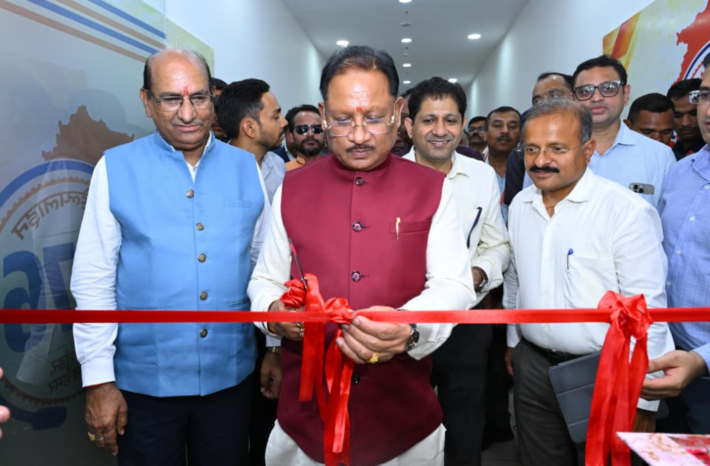 CM Helpline : मुख्यमंत्री विष्णुदेव साय ने किया मुख्यमंत्री हेल्पलाइन एवं शिकायत प्रबंधन प्रणाली का अवलोकन, मुख्यमंत्री ने सीएम हेल्पलाइन पर कॉलर पूनाराम ठाकरे से स्वयं की बात