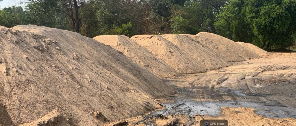Illegal Mining : अवैध उत्खनन और परिवहन पर प्रशासन की बड़ी कार्रवाई, चैन माउंटेन मशीन और हाईवा जब्त