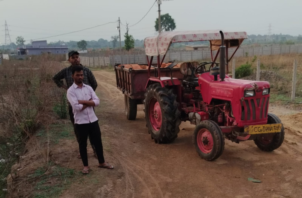 Sand Mining : चैन माउंटेन और तीन ट्रैक्टर जब्त