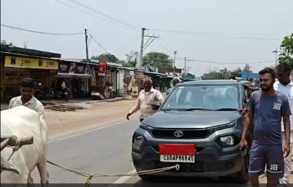 Diesel Controversy : डिब्बे में डीजल देने से इंकार…! जिला पंचायत सदस्य ने बैलों से कार खिंचवाकर पेट्रोल पंप तक पहुंचाई…चर्चा में है बलौदाबाजार का ये VIDEO