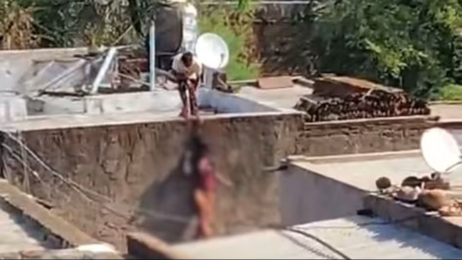 One Sided Love Attack : एकतरफा प्यार में हैवानियत की हद…! नाबालिग को कुल्हाड़ी से काटा…छत से फंदे पर लटकाया फिर फेंका…घटना से दहशत…जिंदगी और मौत के बीच लड़ रही जंग लड़की