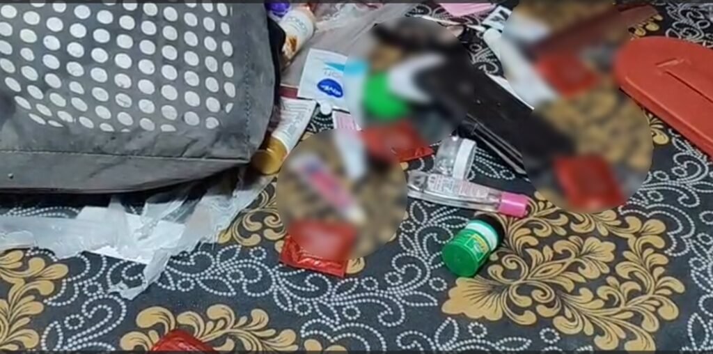 Sex Racket Exposed : रायगढ़ के TV टावर इलाके में पुलिस की बड़ी रेड…! मकान में चल रहे कथित सेक्स रैकेट…बिस्तर पर बिखरी पड़ी है आपत्तिजनक चीजें…हिरासत में 4 युवतियां सहित 2 पुरुष VIDEO
