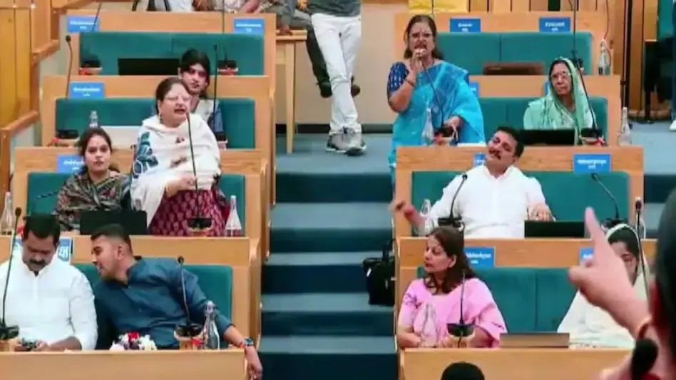Congress Councillor Controversy : कांग्रेस पार्षद फौजिया शेख ने नगर निगम की बजट बैठक में ‘वंदे मातरम’ गाने से किया इनकार…! अदालत ने खारिज की अग्रिम जमानत…वीडियो फुटेज और डिजिटल सबूतों को माना बड़ा आधार