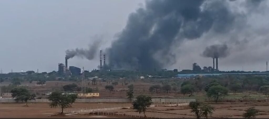 Steel Plant Blast : रायपुर के मिवान स्टील प्लांट में जोरदार ब्लास्ट के बाद भीषण आग…कई किलोमीटर दूर तक दिखा धुएं का गुबार…अलसुबह के धमाके से दहला इलाका…यहां देखें VIDEO