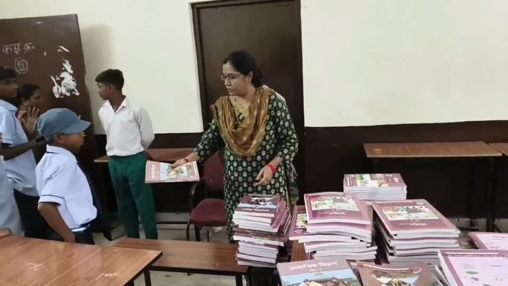 Text Book Distribution : 16 जून से स्कूल खुलेंगे, लेकिन किताबें 23 जून के बाद…! छत्तीसगढ़ के 7,890 निजी स्कूलों के लिए जारी हुआ बड़ा शेड्यूल…कहां-कहां से बंटेंगी किताबें…? यहां देखें