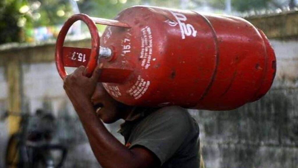 Cooking Gas Price Hike : गैस सिलेंडर महंगा…! उज्ज्वला वालों को राहत…बिना सब्सिडी ग्राहकों को ₹942 का झटका…पड़ोसी देशों से में ₹2,411…दुनिया के कई देशों से सस्ता भारत में LPG गैस सिलेंडर…यहां देखें List