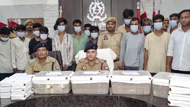 Hardoi Theft Case : हाई-प्रोफाइल चोरी…! घर के नौकर ने गायब किए ₹1 करोड़ 28 लाख 99 हज़ार नोटों से भरे 8 बैग…! परिवार को  खाने में मिलाई थी नींद की गोलियां…14 एडल्ट और 2 अपचारी अरेस्ट