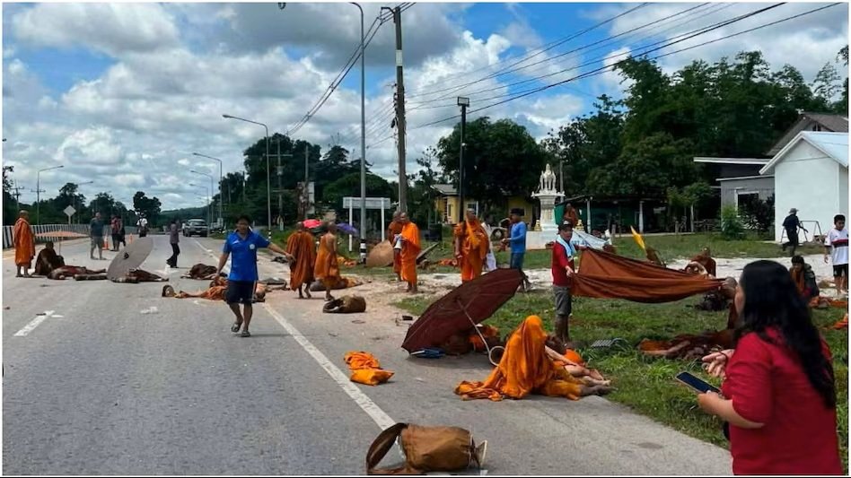 Buddhist Monks Acciden : दुखद हादसा…! नाबालिग बच्चे ने चलाई पिकअप…! पैदल तीर्थयात्रा पर निकले भिक्षुओं को रौंदा…13 की मौके पर दर्दनाक मौत…कई गंभीर…सामने आया ये भयावह VIDEO