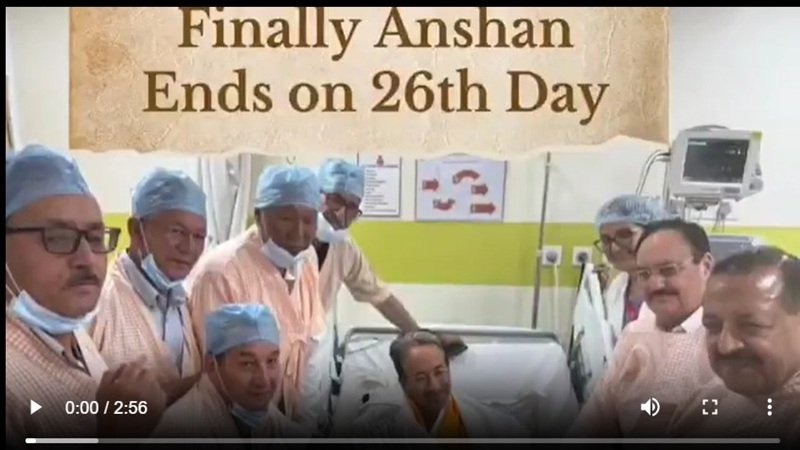 Sonam Wangchuk Hunger Strike : 26 दिन बाद टूटा सोनम वांगचुक का अनशन…! देर रात जेपी नड्डा और जितेंद्र सिंह पहुंचे मिलने…सरकार के लिखित आश्वासन के बाद खत्म हुई भूख हड़ताल…पेपर लीक पर संसद में होगी चर्चा…यहां देखें VIDEO