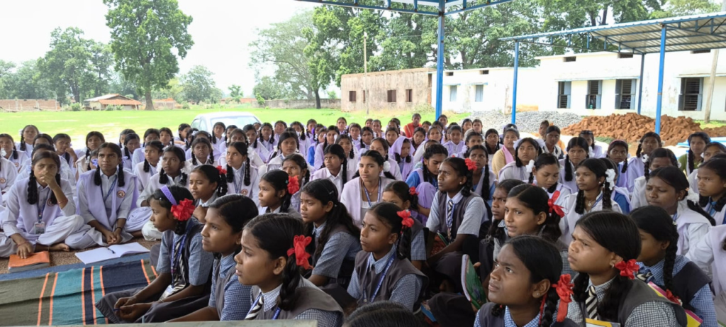 Balrampur : सुरक्षित बचपन, सशक्त भविष्य के लिए छत्तीसगढ़ में जागरूकता अभियान तेज, स्कूलों में बच्चों को बाल अधिकार, पॉक्सो कानून, साइबर सुरक्षा और गुड टच-बैड टच की दी जा रही जानकारी