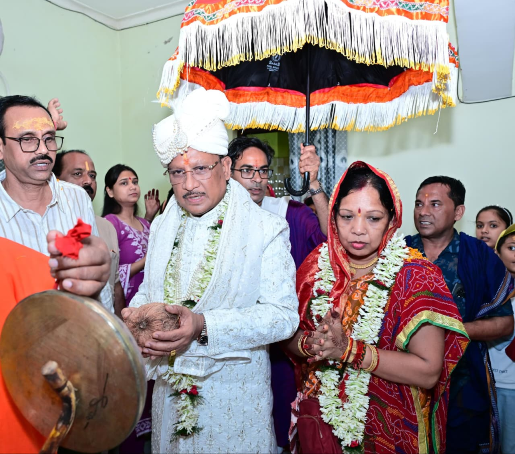 CM Vishnu ने दोकड़ा की ऐतिहासिक रथयात्रा में निभाई गजपति महाराजा की परंपरा, भगवान श्री जगन्नाथ का रथ खींचकर प्रदेशवासियों के सुख, समृद्धि और खुशहाली की कामना की, छेरा पहरा की पावन परंपरा का निर्वहन कर दिया सेवा, समर्पण और विनम्रता का संदेश