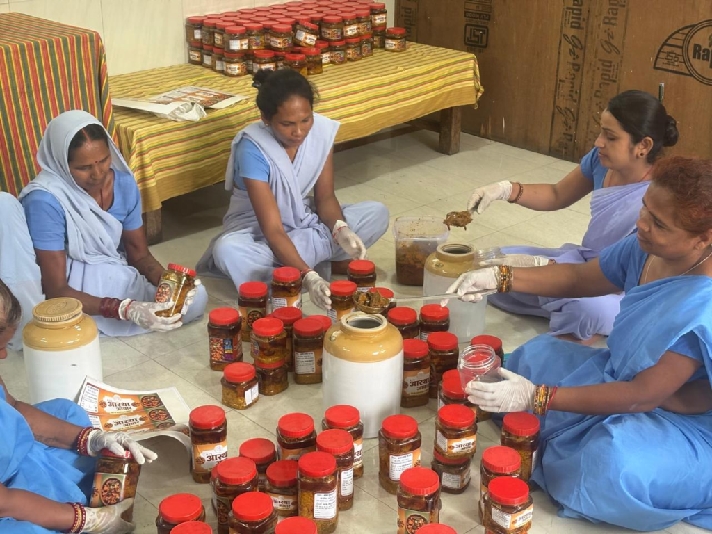NISCHAY Program से आत्मनिर्भर बन रहीं महिला बंदी, रायपुर सेंट्रल जेल में तैयार हो रहा स्वादिष्ट अचार