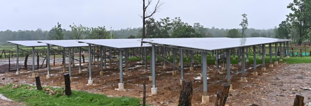 Green Energy : नक्सल साए से निकलकर हरित ऊर्जा का मॉडल बना ठेनही, धमतरी में खुला सामूहिक सोलर प्लांट का नया अध्याय