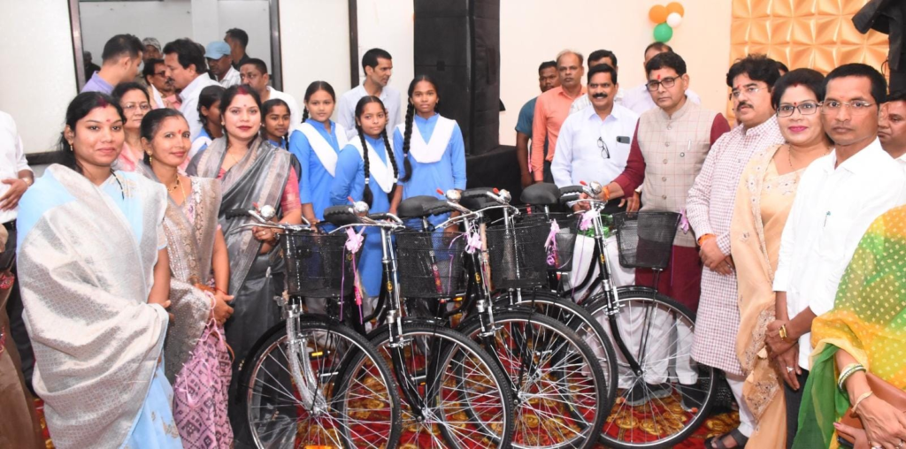 School Enrollment Festival : शिक्षा से ही होता है सशक्त राष्ट्र का निर्माण, बड़े लक्ष्य तय कर पूरी निष्ठा से करें पढ़ाई – मंत्री टंक राम वर्मा, धमतरी में जिला स्तरीय ‘शाला प्रवेशोत्सव’ आयोजित… नवप्रवेशी बच्चों का हुआ आत्मीय स्वागत