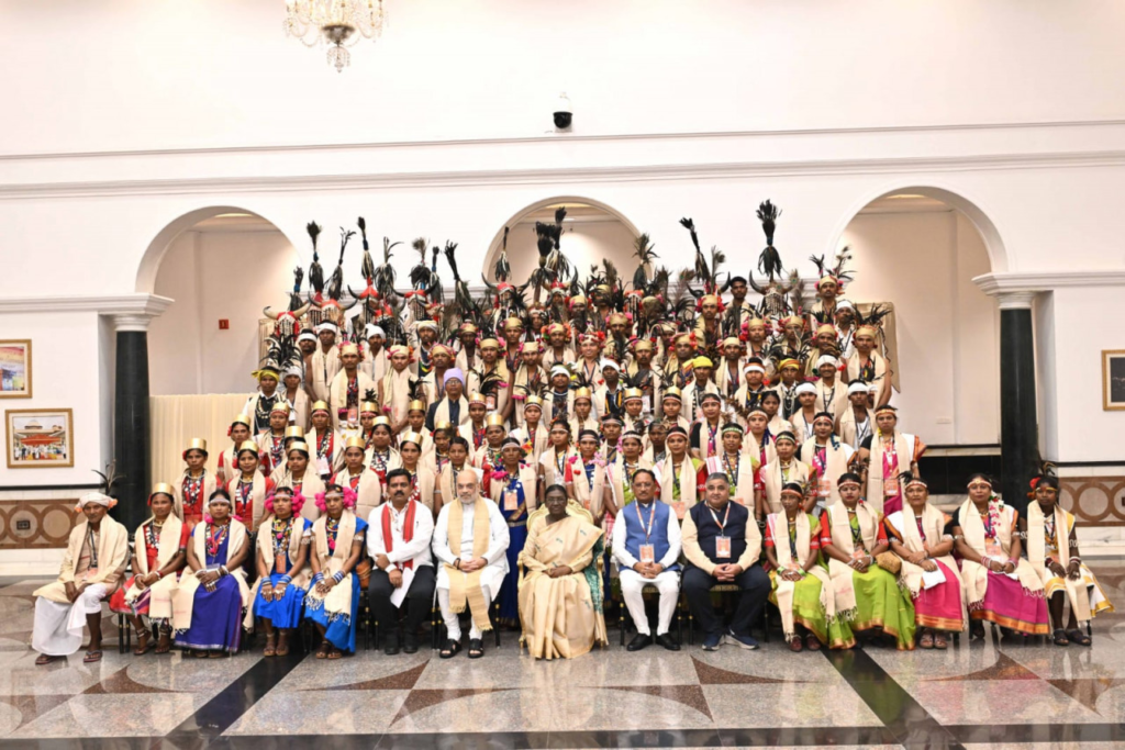 President’s House के विशेष अतिथि बने बस्तर के मांझी-चालकी : बस्तर पंडुम-2026 के विजेताओं और जनजातीय प्रतिनिधियों का हुआ विशेष सम्मान, राष्ट्रपति द्रौपदी मुर्मु ने जताई बस्तर दशहरा और बस्तर पंडुम में शामिल होने की इच्छा