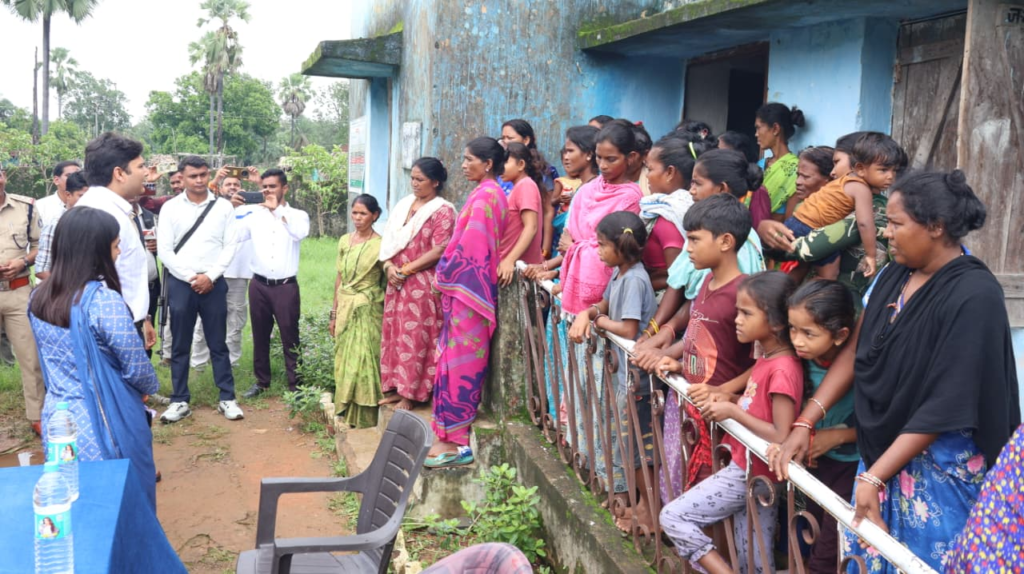 Bijapur : मुख्यमंत्री विष्णु देव साय की संवेदनशील पहल पर बाढ़ प्रभावित क्षेत्रों में राहत कार्य तेज, कलेक्टर विश्वदीप ने किया व्यापक दौरा, चंदनगिरी राहत शिविर पहुंचकर पीड़ितों का बढ़ाया हौसला