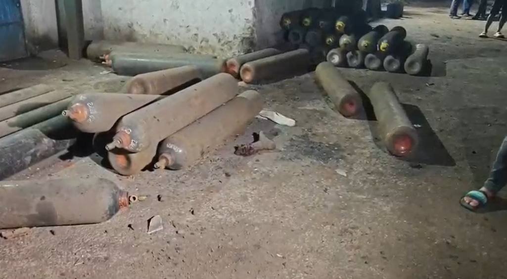 Raipur Factory Blast : रायपुर में भीषण फैक्ट्री ब्लास्ट…! 3D फैक्ट्री में धमाके से 3 मजदूरों की मौत…कई मजदूर मलबे में फंसे होने की आशंका